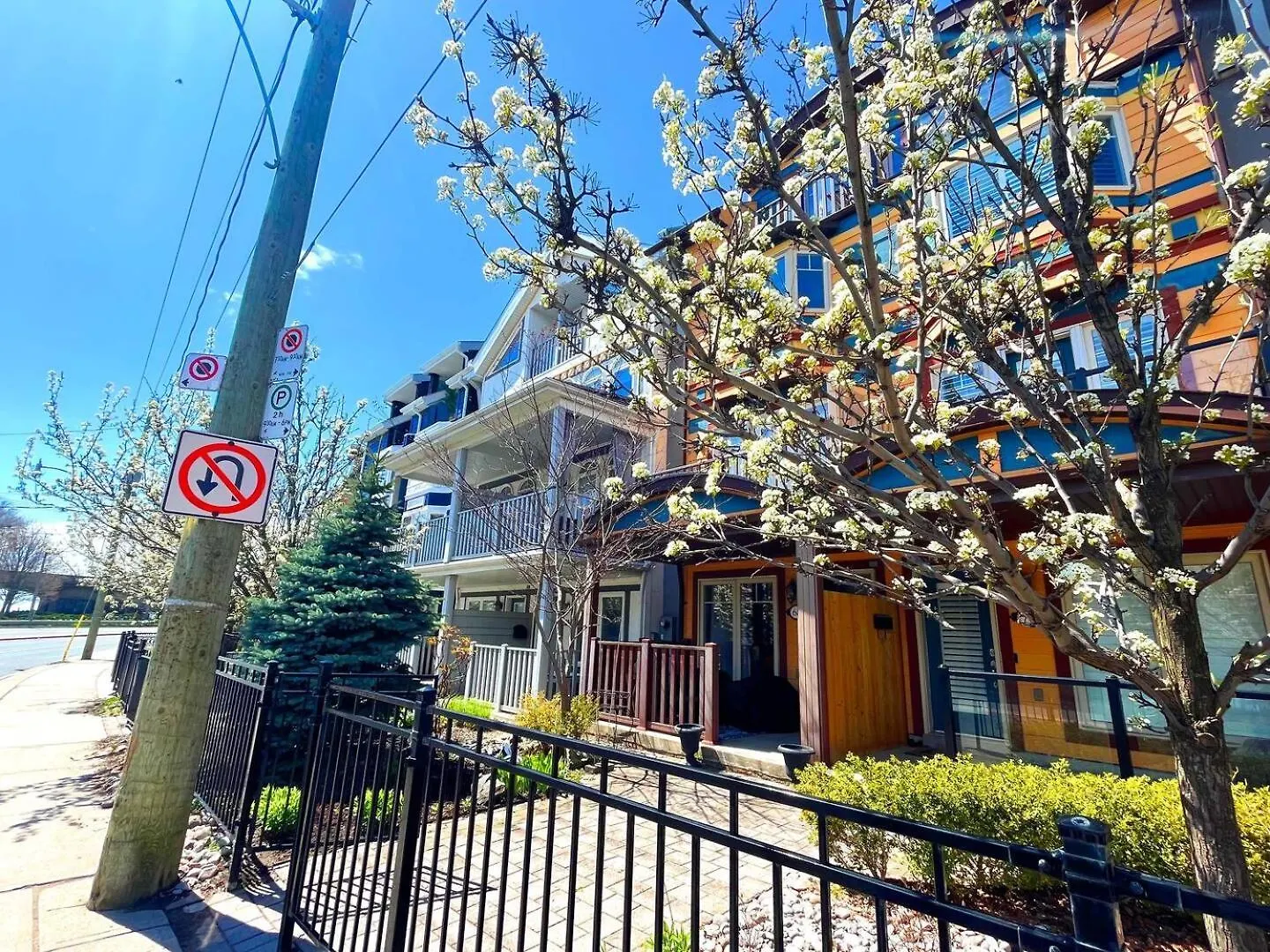 Stunning Rooms In Townhouse Across The Beach 토론토 홈스테이